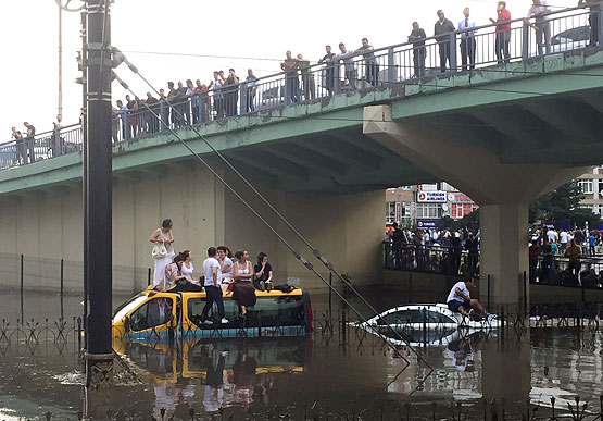 İstanbul'da fırtına! Ağaçlar yerinden söküldü (Dolu yağdı, İstanbul'da sel)