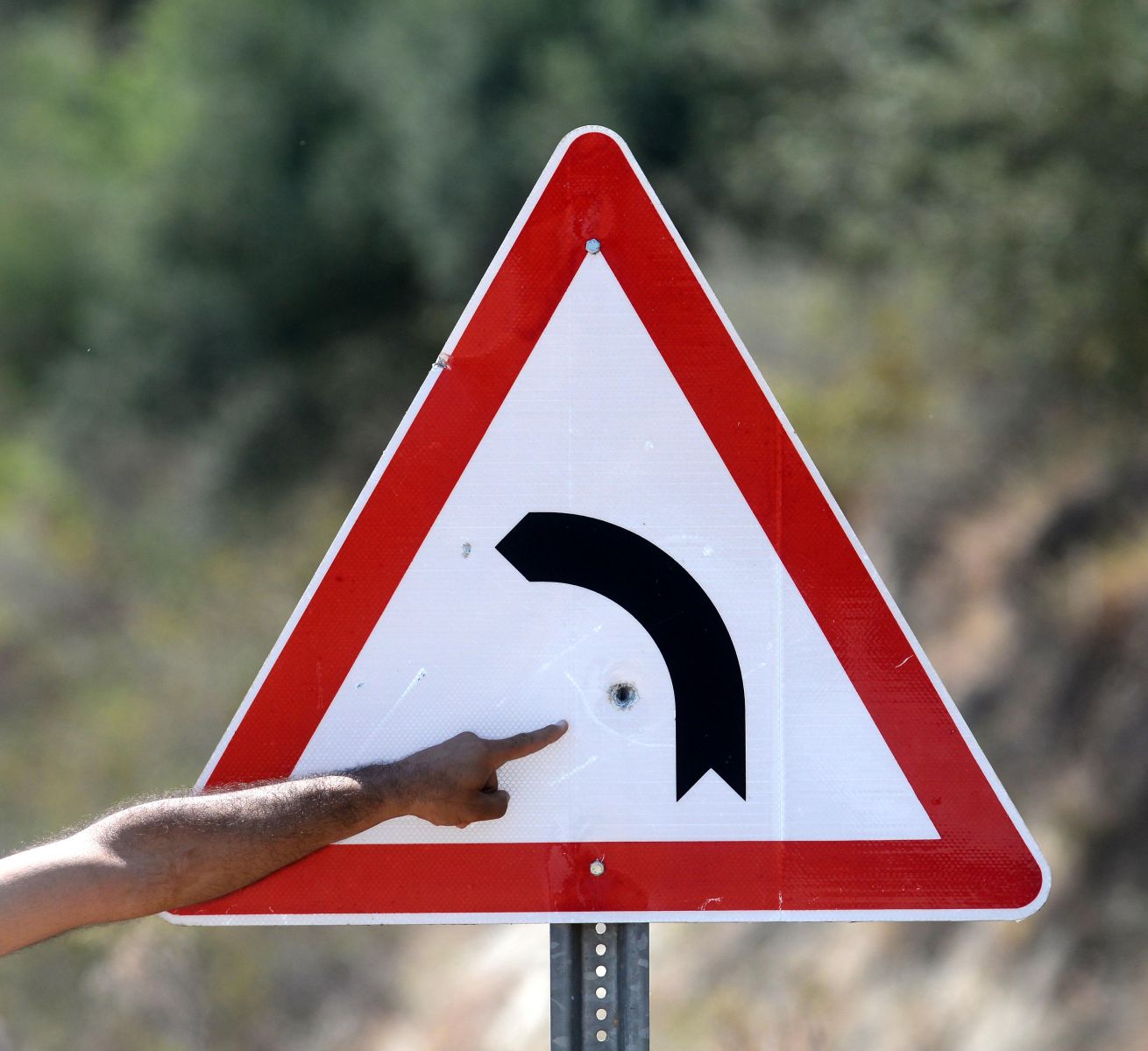 Yön levhaları hedef tahtası oldu
