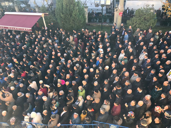 Yeşilçam'ın usta oyuncusu Münir Özkul son yolculuğuna uğurlandı