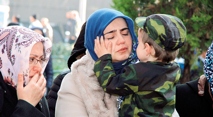 Şehidin üç yaşındaki oğlu yürek burktu