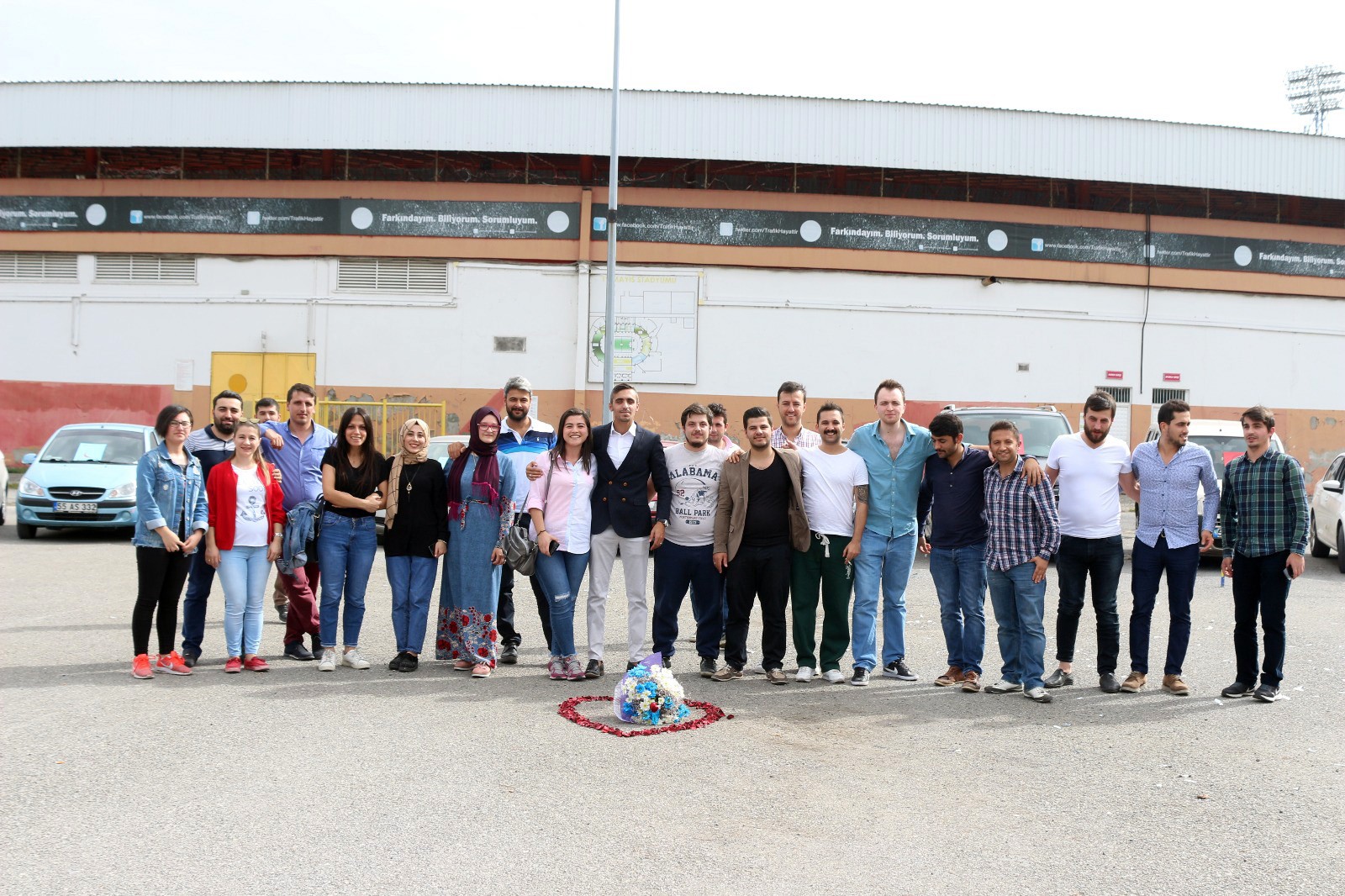 15 araba ile evlenme teklif etti