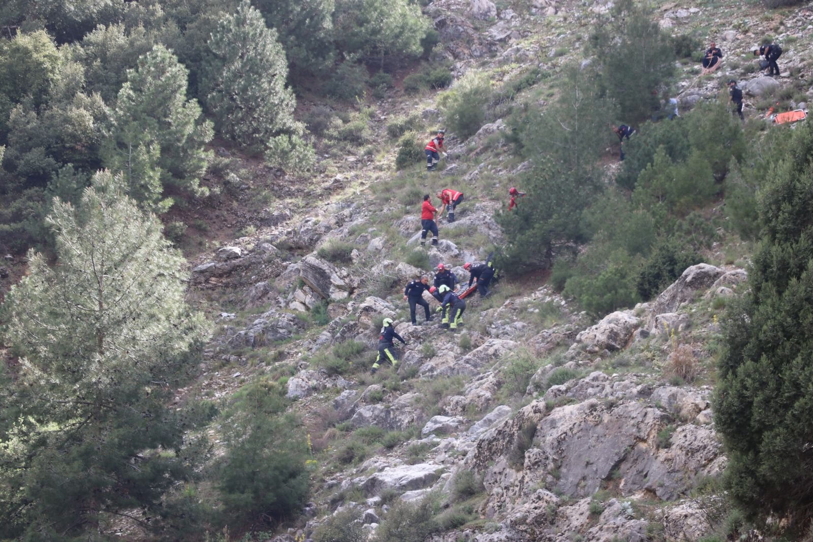 Cep telefonuyla konuşurken kayalıklardan düşen kız çocuğu öldü