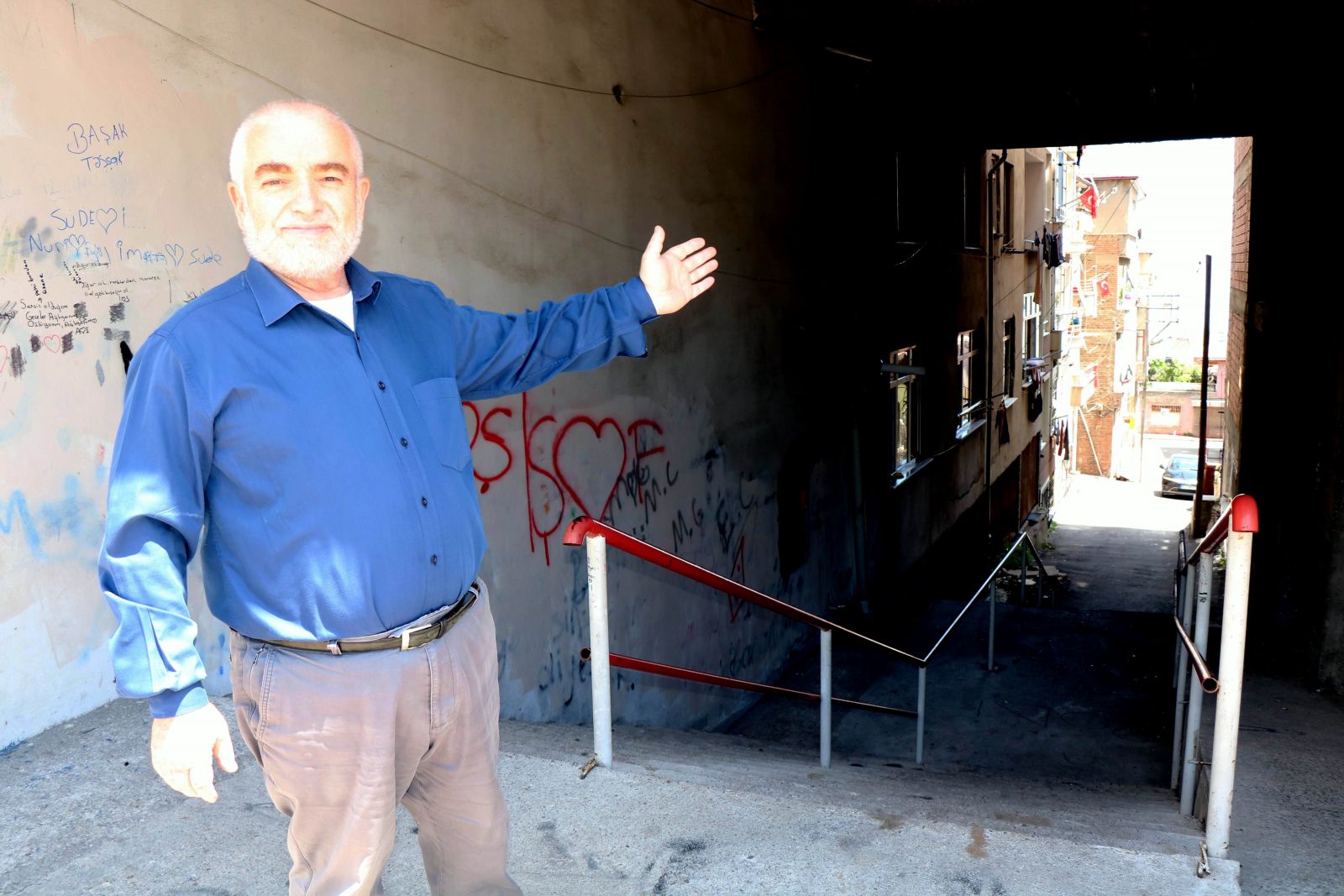 Samsun'da karadeniz fıkrası gibi apartman altından bakın ne geçiyor