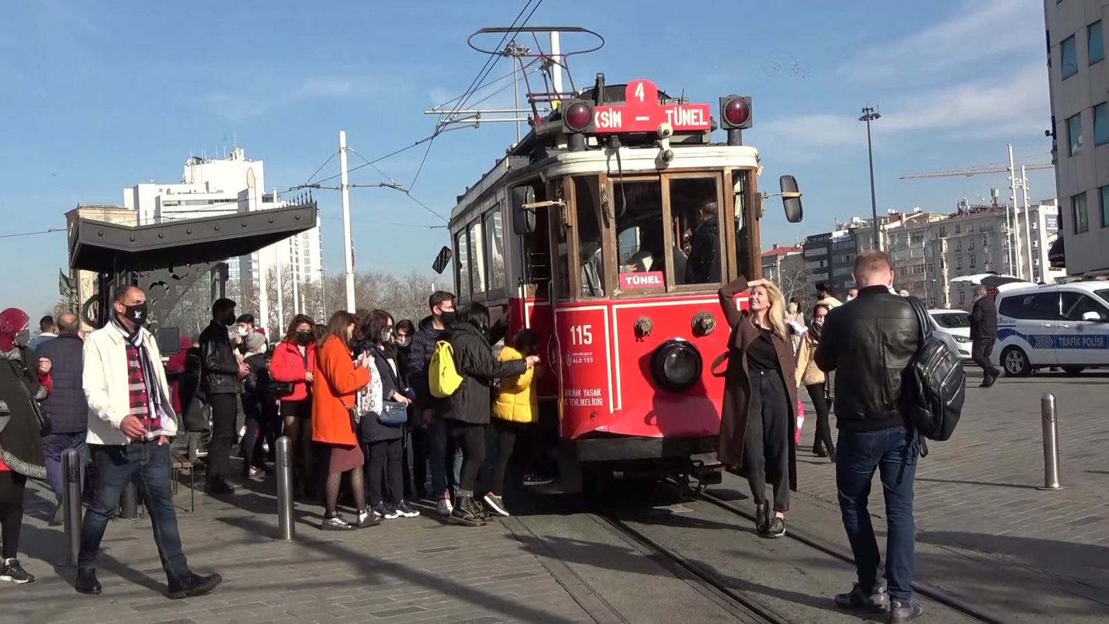 Taksim'de 80 saatlik kısıtlamadan sonra yoğunluk patlaması