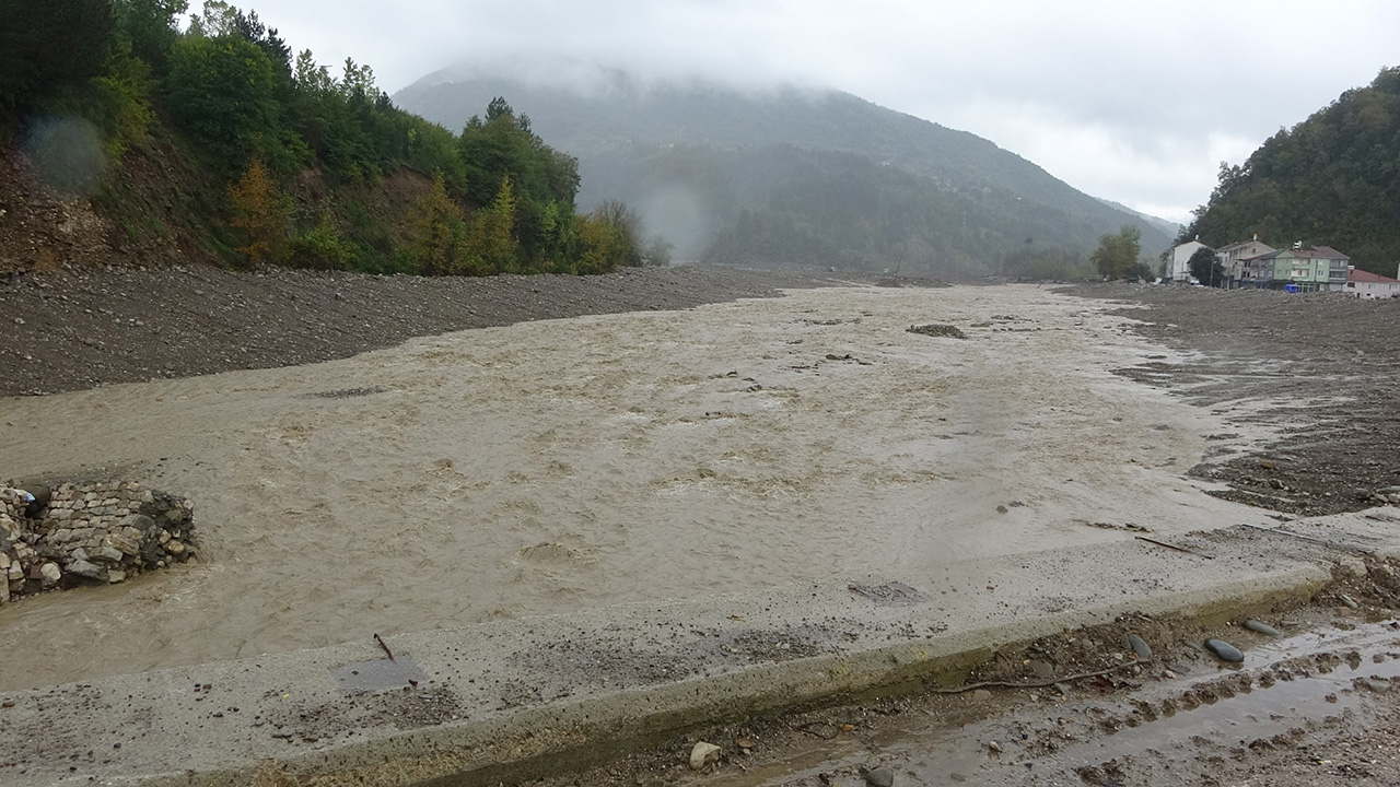 Ayancık'ta yine sel paniği: Çay taştı, yollar çöktü