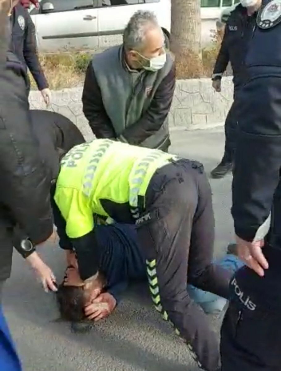 Baba ve çocukları sokak ortasında birbirine girdi: 5 yaralı