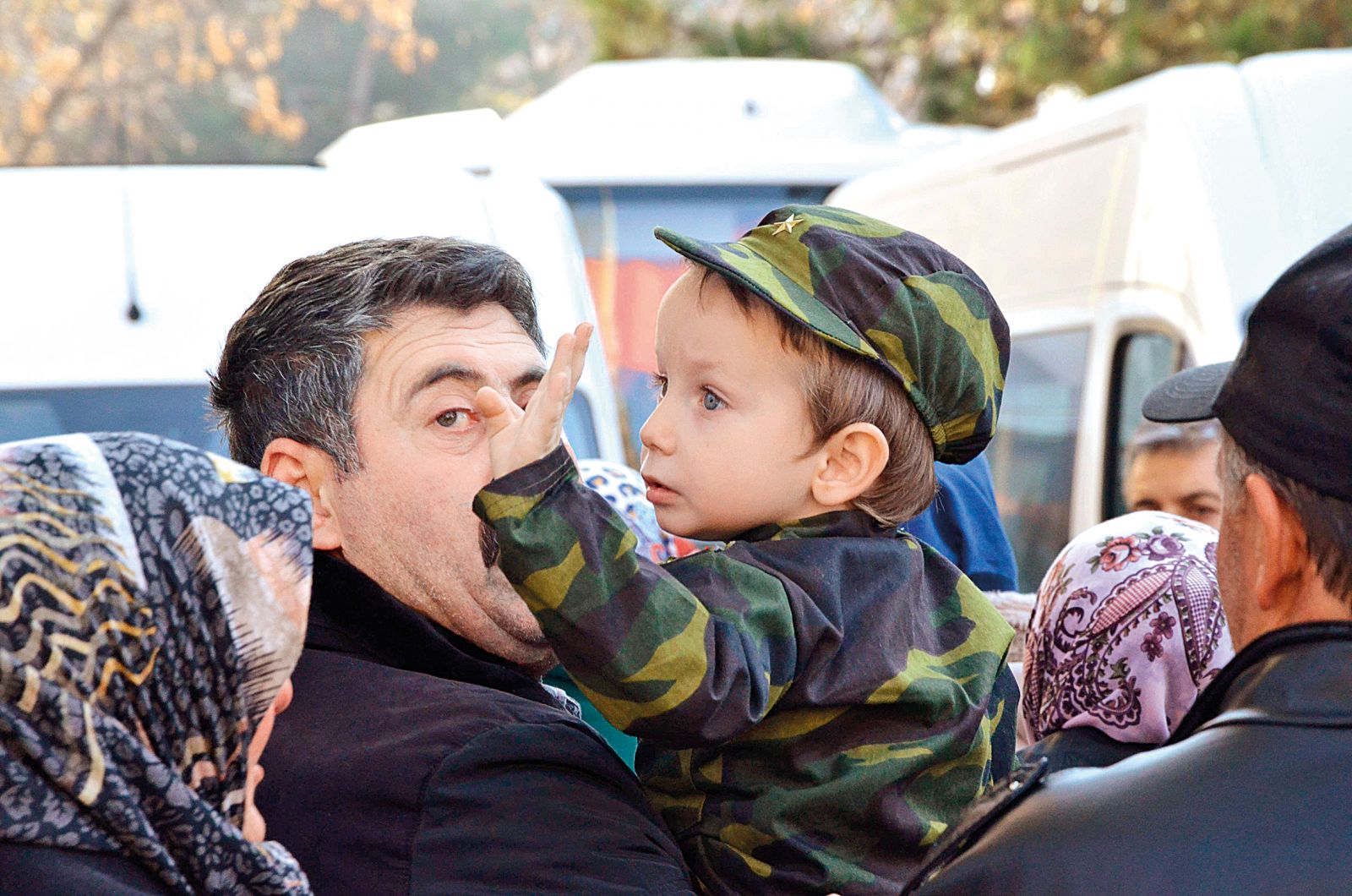 Şehidin üç yaşındaki oğlu yürek burktu