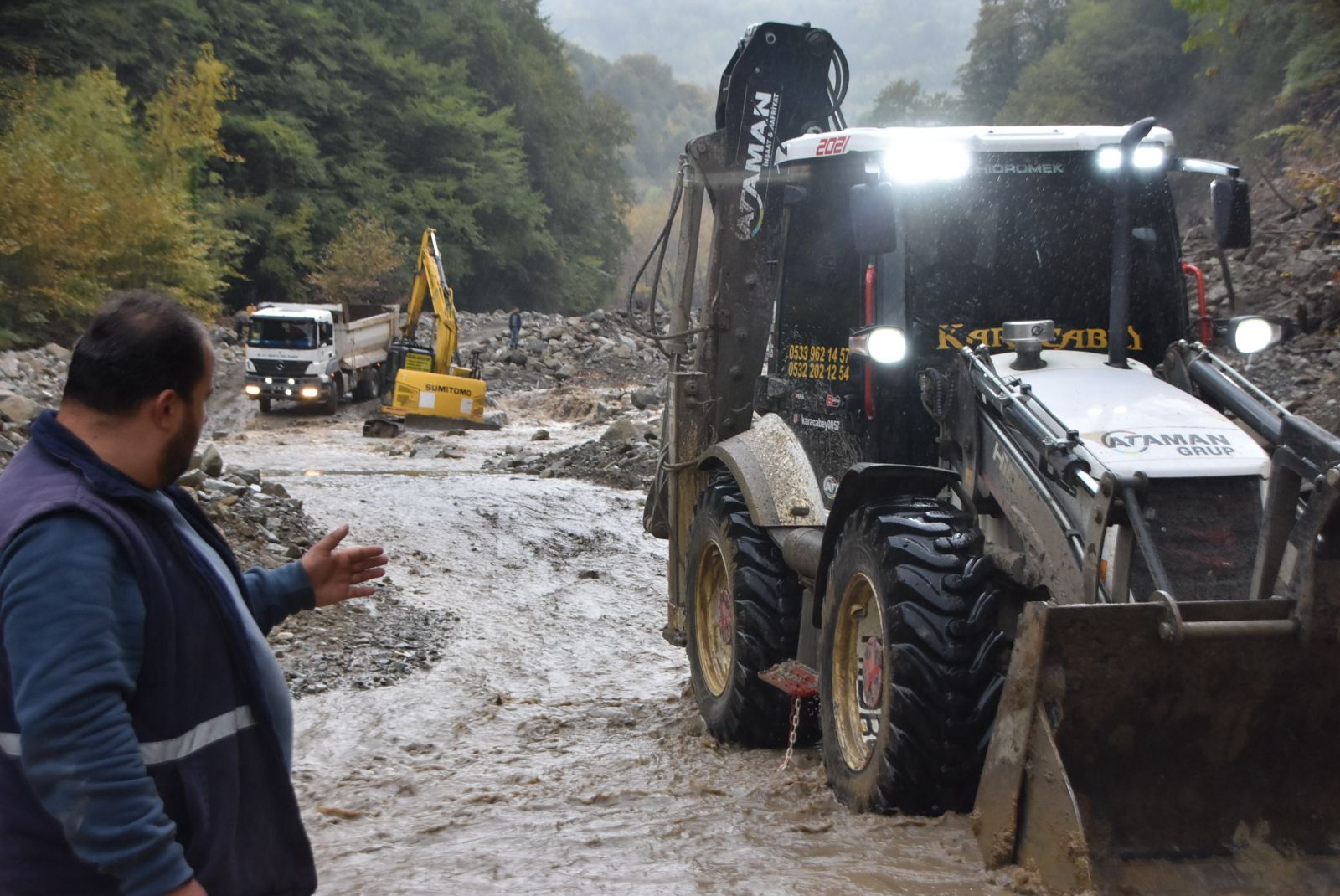 Ayancık'ta yine sel paniği: Çay taştı, yollar çöktü