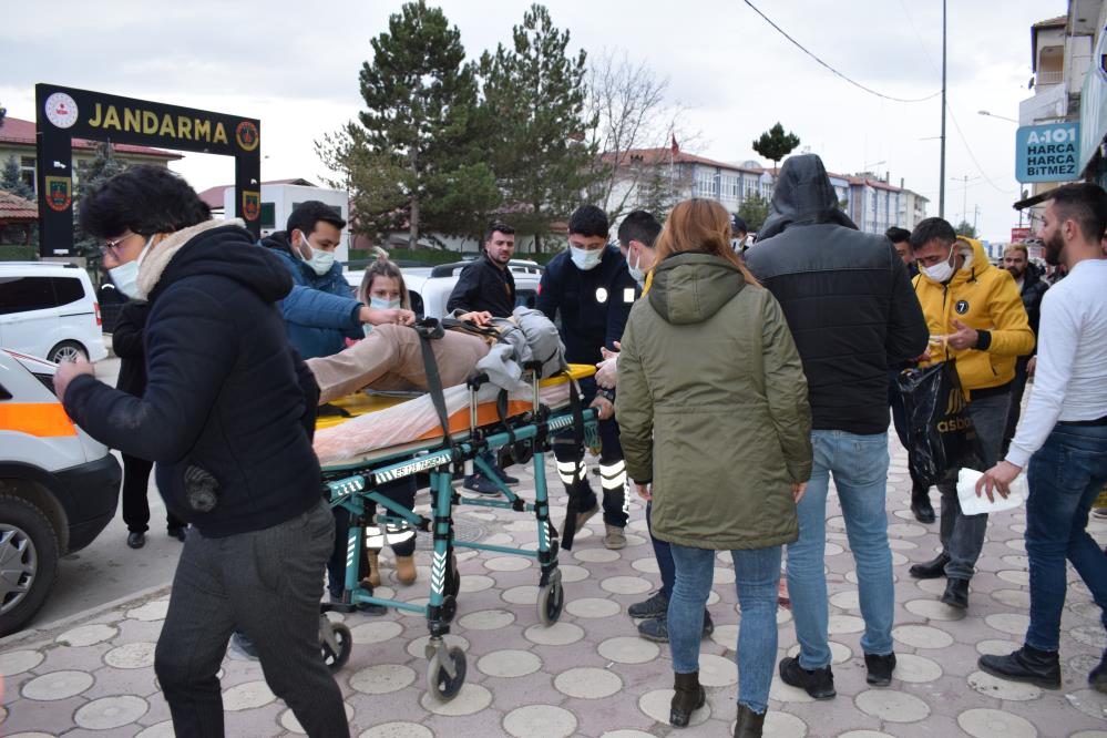 Jandarmanın önünde karısını bıçakladı