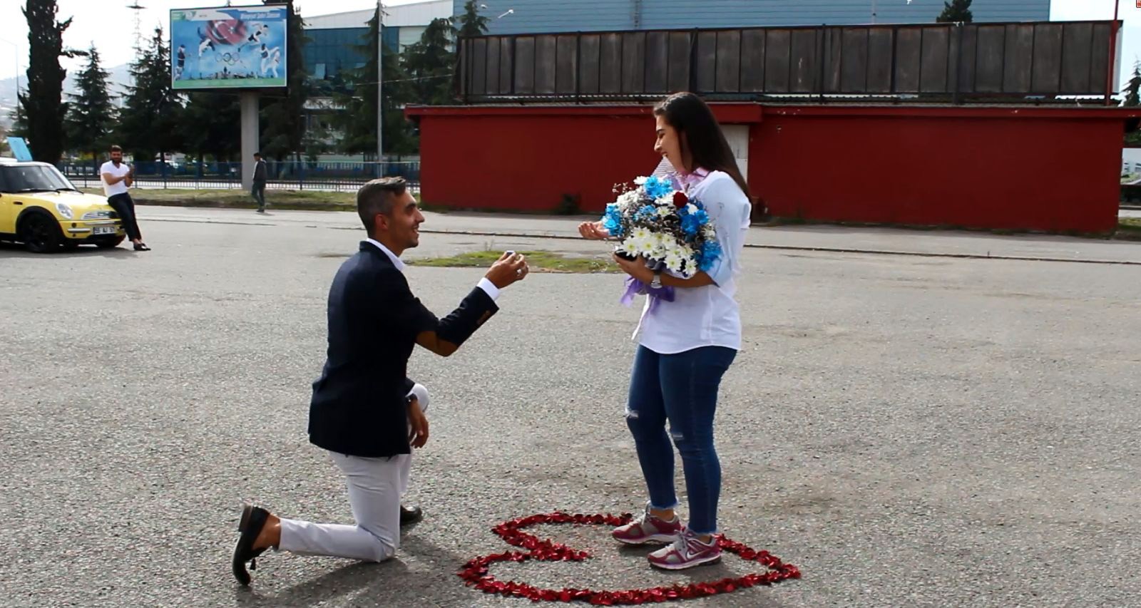 15 araba ile evlenme teklif etti