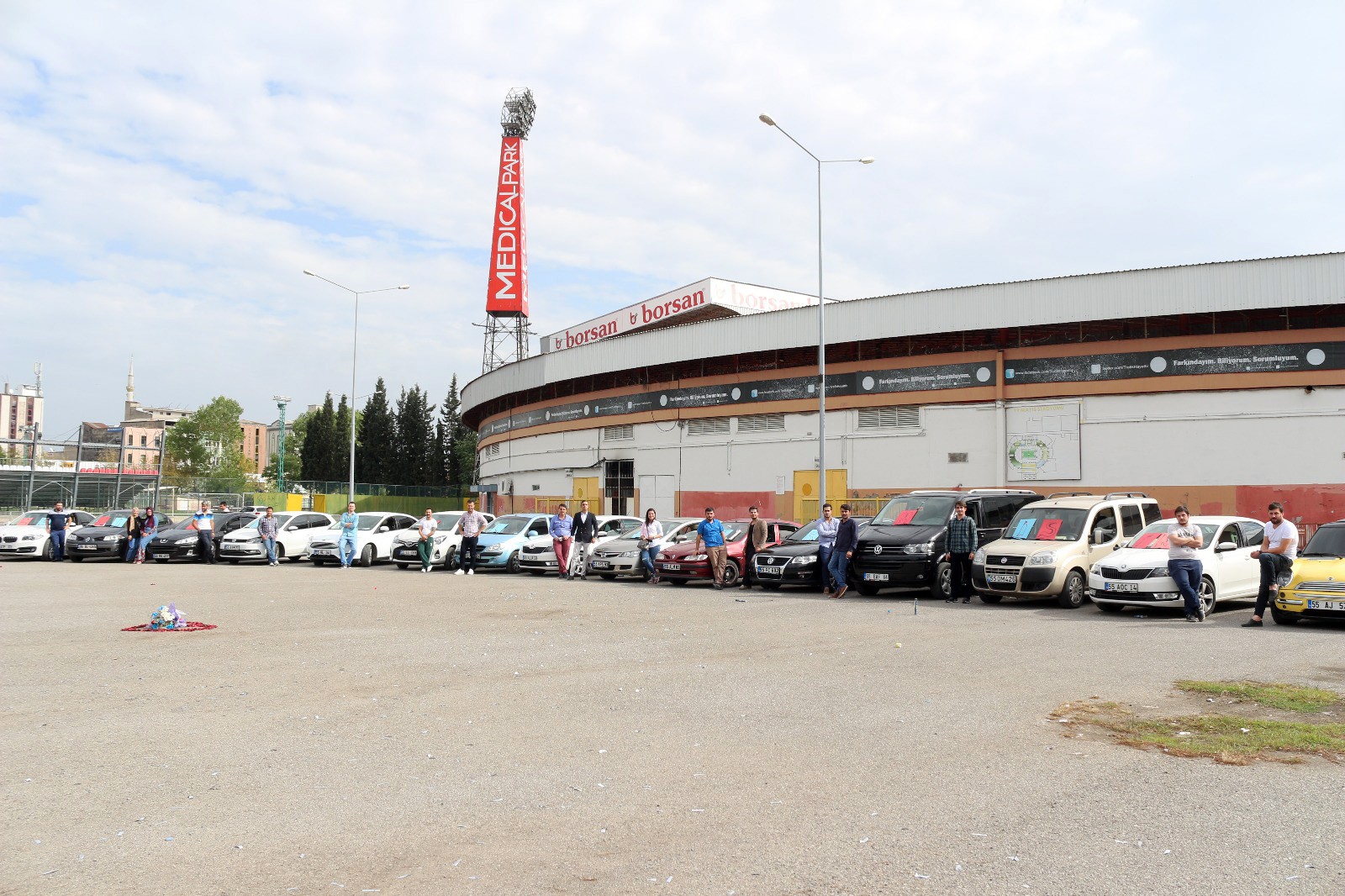 15 araba ile evlenme teklif etti