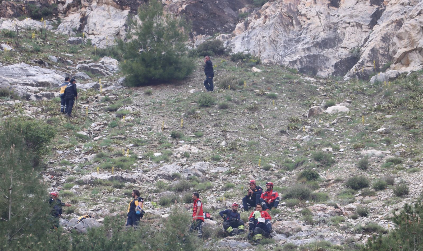 Cep telefonuyla konuşurken kayalıklardan düşen kız çocuğu öldü