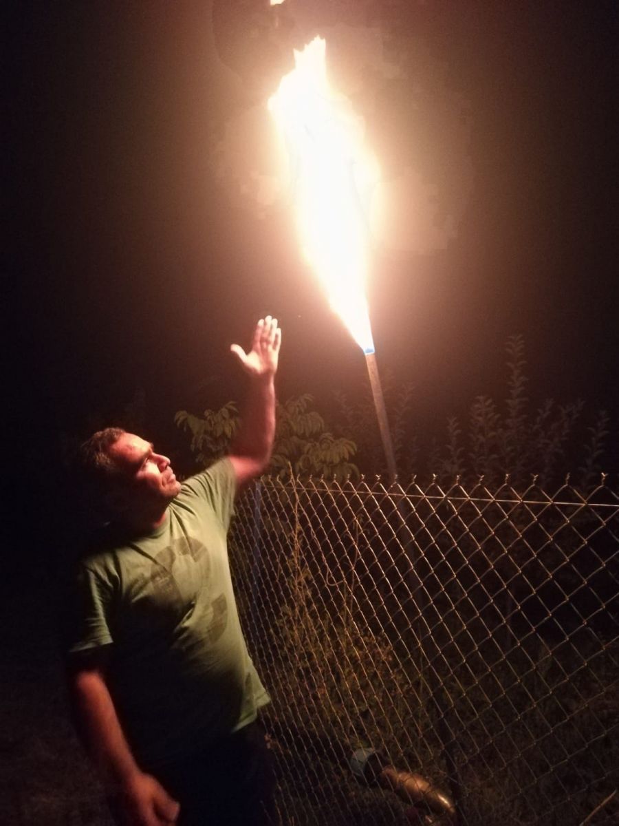 Tarlası için sondaj yapan çiftçi, 75 metre derinde su ararken gaz buldu