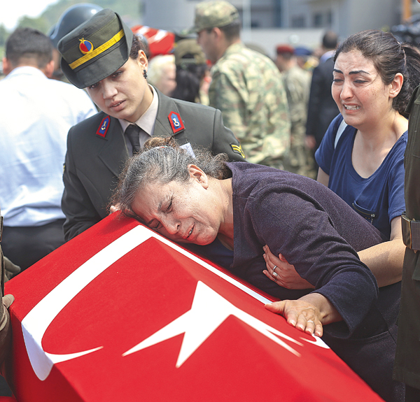 Bakanların helikopteri de aynı yerde düşme tehlikesi atlatmış