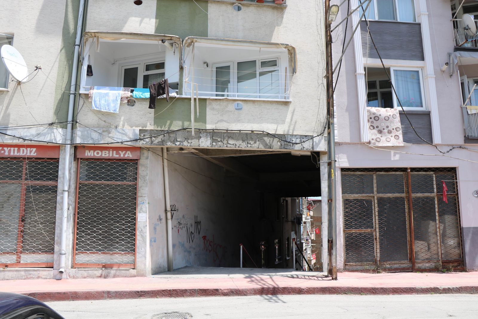 Samsun'da karadeniz fıkrası gibi apartman altından bakın ne geçiyor