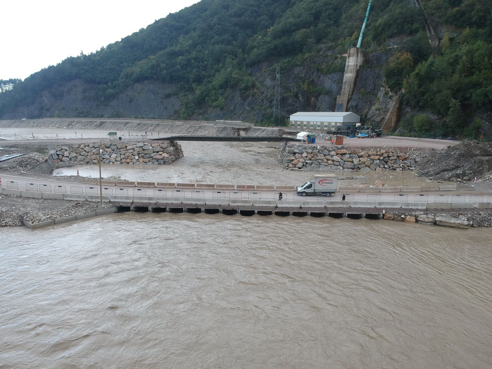 Ayancık'ta yine sel paniği: Çay taştı, yollar çöktü