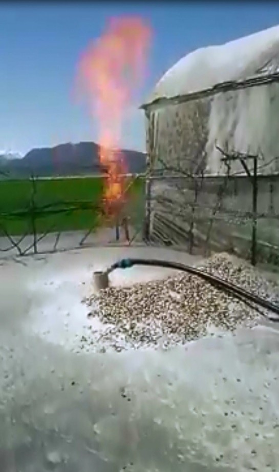 Tarlası için sondaj yapan çiftçi, 75 metre derinde su ararken gaz buldu