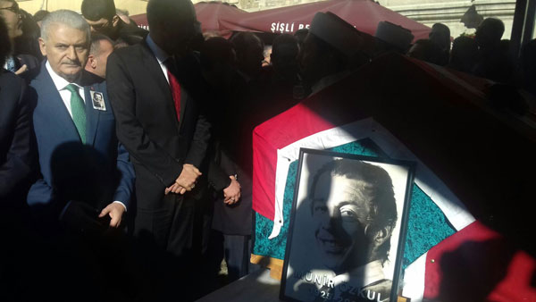 Yeşilçam'ın usta oyuncusu Münir Özkul son yolculuğuna uğurlandı