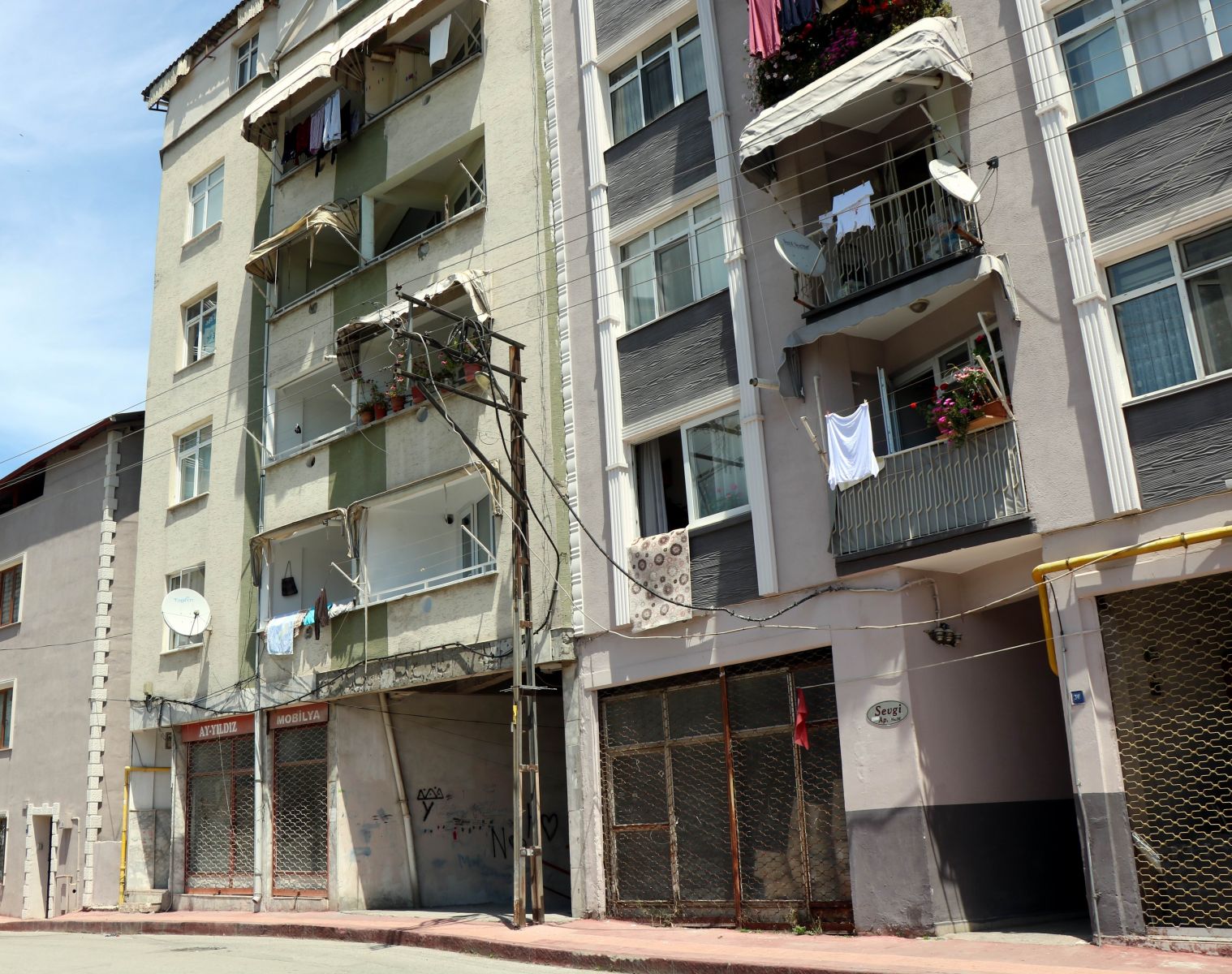 Samsun'da karadeniz fıkrası gibi apartman altından bakın ne geçiyor
