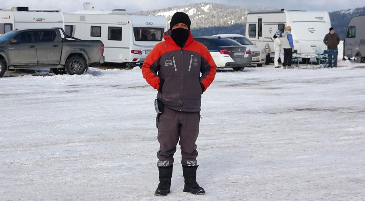 Otele verecekleri tek gece fiyatına aylarca Uludağ’da tatil yapıyorlar