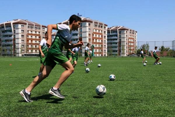 Şampiyon futbolcu, harçlığını taştan çıkarıyor