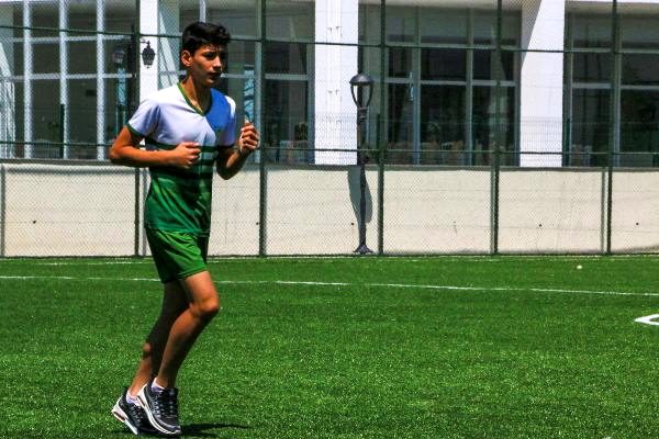 Şampiyon futbolcu, harçlığını taştan çıkarıyor