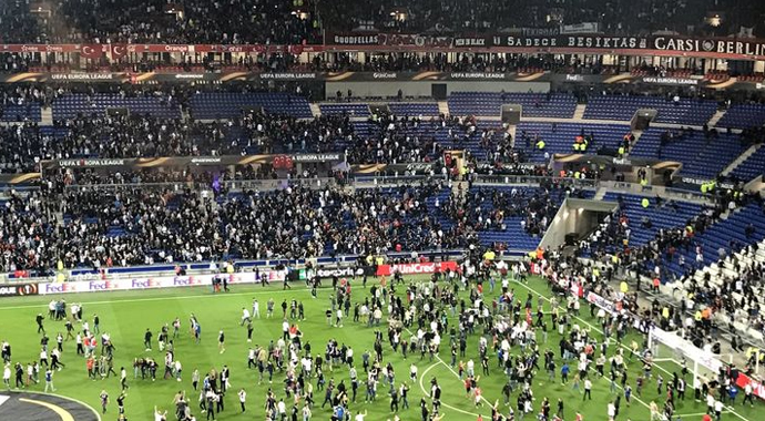 Lyon'da olaylar durulmuyor! Binlerce kişi sahaya daldı!