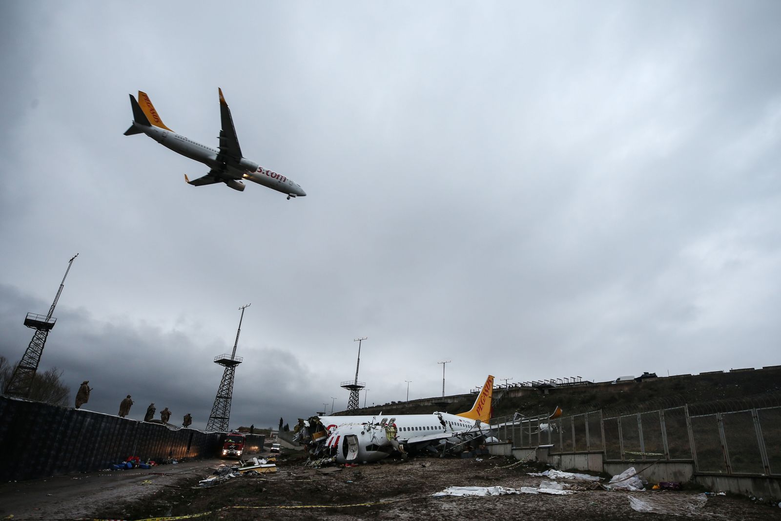 Sabiha Gökçen'de pistten çıkan uçak üçe bölündü
