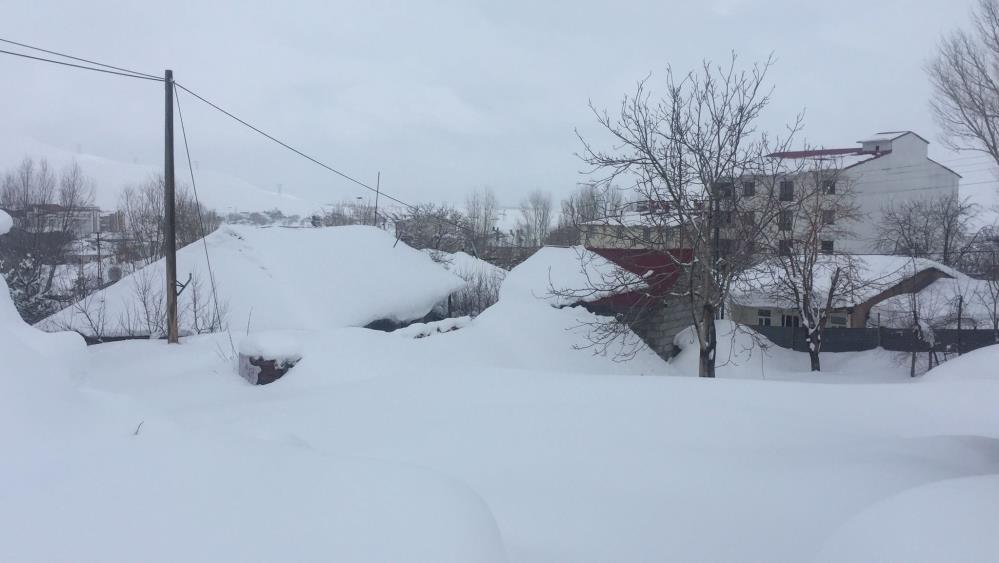 Kar kalınlığı 2 metreyi aştı, evler kara gömüldü