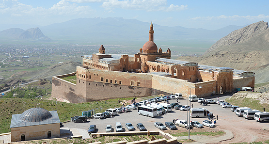 İshak Paşa Sarayı turistlerin gözdesi