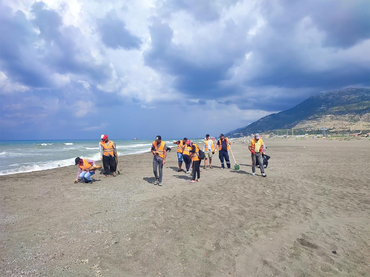 Suriye'den gelen petrol atıkları Hatay'da elekle temizliyorlar