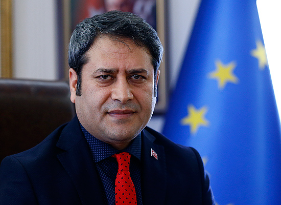 Türk bakan yardımcısı Pakistanlıların gözünde kahraman oldu