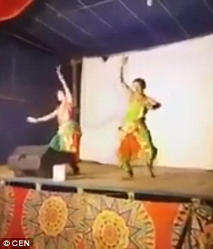 Sahnenin ortasında can verdi! İzleyici şov sandı