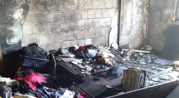 Sahurda evini ateşe verdi