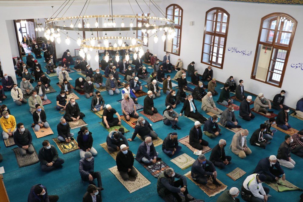 Sosyal mesafe ve maskeli bayram namazı