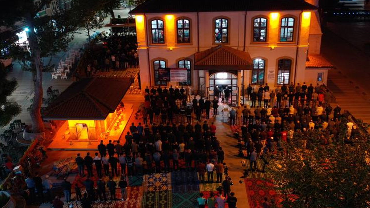 Kadir Gecesi tüm yurtta  dualarla idrak edildi: Ayasofya’da eller semaya yükseldi