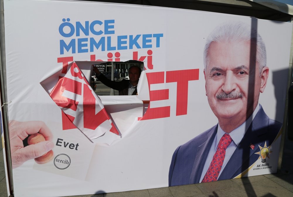 Sarıyer'de AK Parti'nin referandum çadırı ve pankartları parçalandı