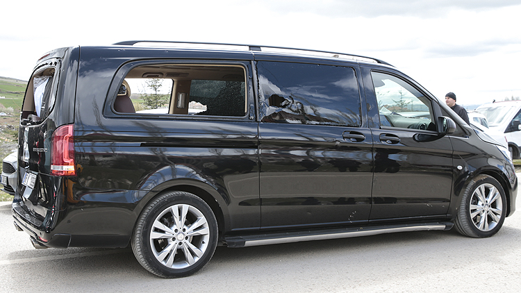 CHP lideri Kılıçdaroğlu’na şehit cenazesinde saldırı CHP lideri Kılıçdaroğlu’na şehit cenazesinde saldırı