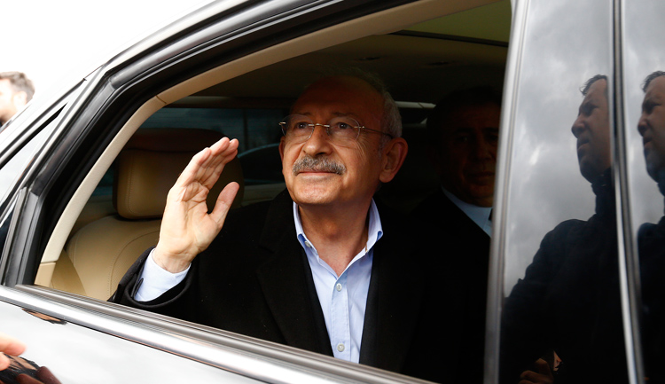 CHP lideri Kılıçdaroğlu’na şehit cenazesinde saldırı CHP lideri Kılıçdaroğlu’na şehit cenazesinde saldırı