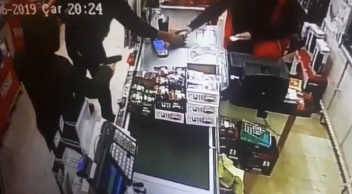 Bıçaklı, silahlı market soyguncularını sopayla etkisiz hale getirdi