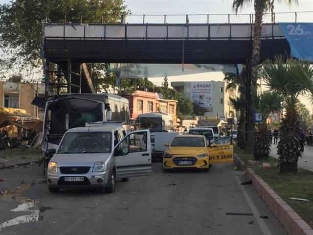 Adana'da çevik kuvvet servisine bombalı saldırı