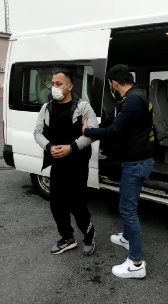 İstanbul’da dehşet anları: Döner bıçağıyla saldıran genci tabancayla vurdu