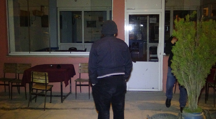 İçeride müşterilerin bulunduğu sırada kıraathane kurşunlandı