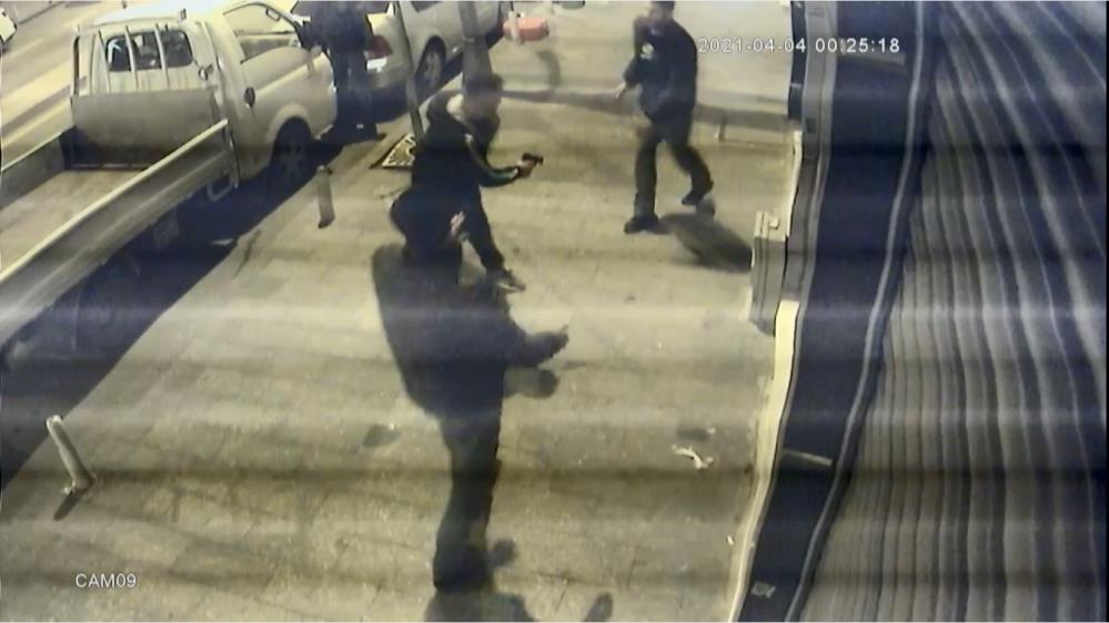 İstanbul’da dehşet anları: Döner bıçağıyla saldıran genci tabancayla vurdu