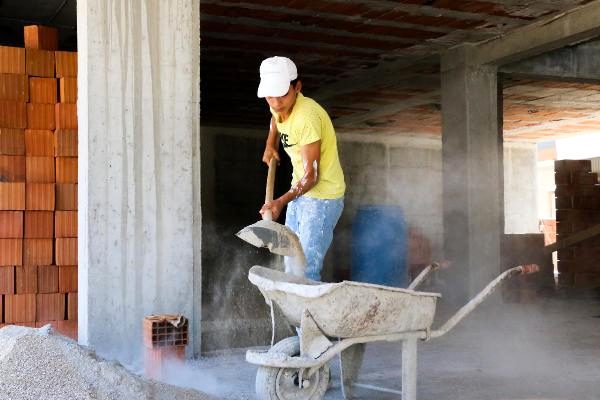 Şampiyon futbolcu, harçlığını taştan çıkarıyor