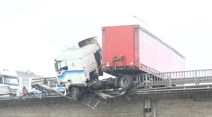 TIR köprüde asılı kaldı