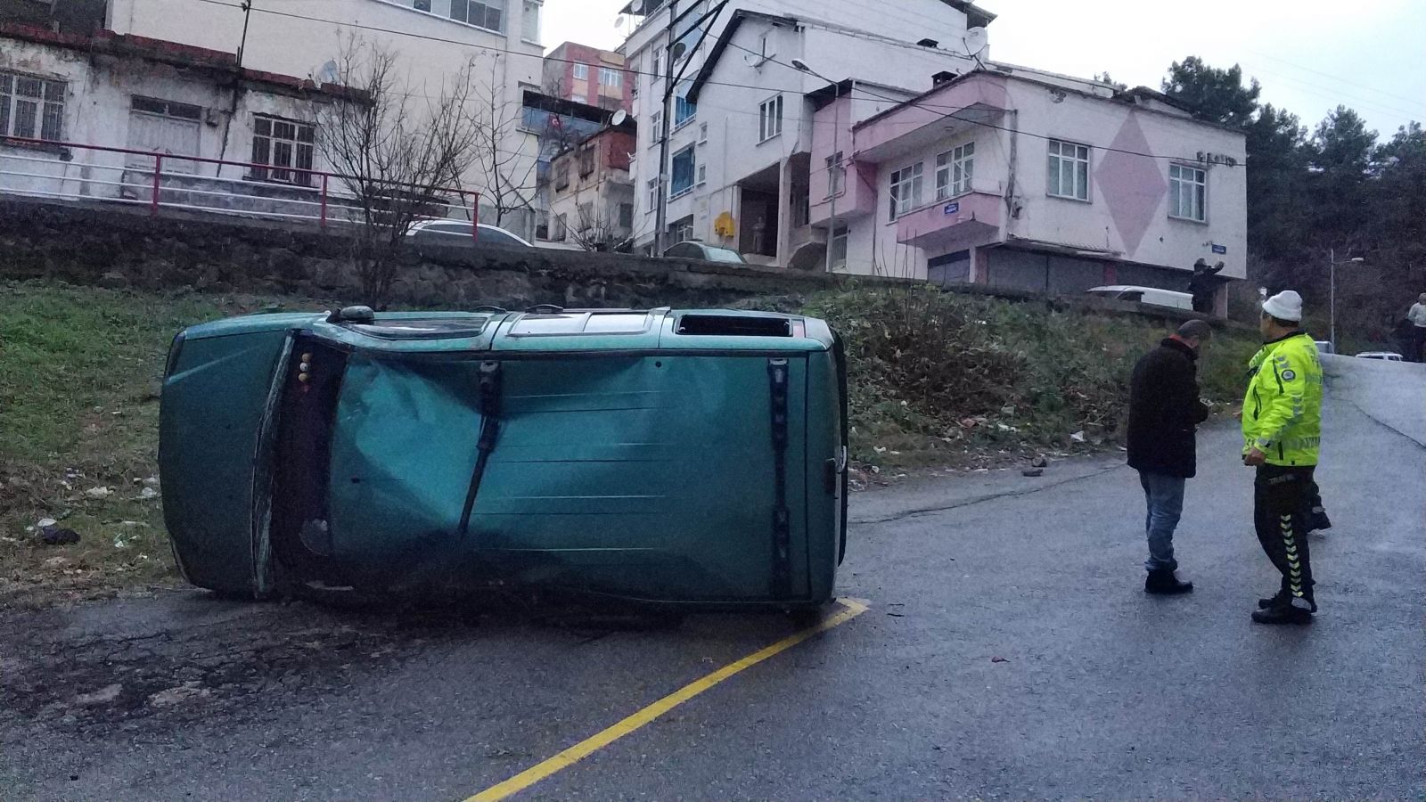 Samsun'da dolmuş takla attı: 3 yaralı