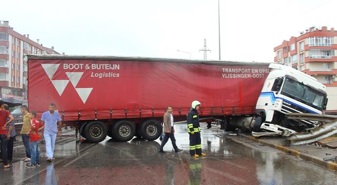 TIR köprüde asılı kaldı