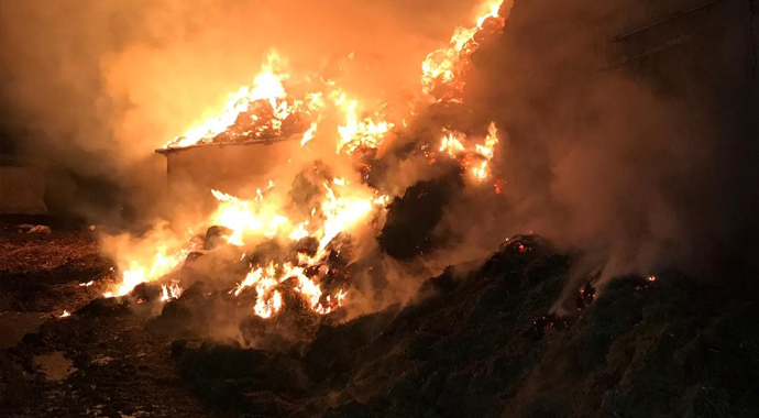 100 bin TL değerinde 5 bin saman balyası yandı