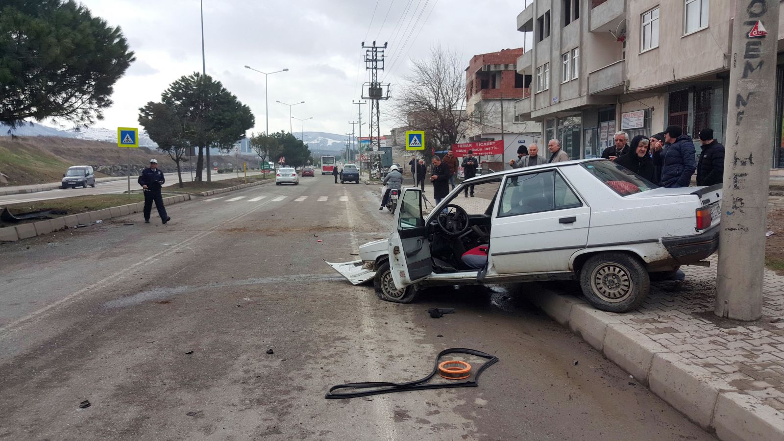 Otomobil ağaca çarptı, 1'i ağır 2 yaralı var